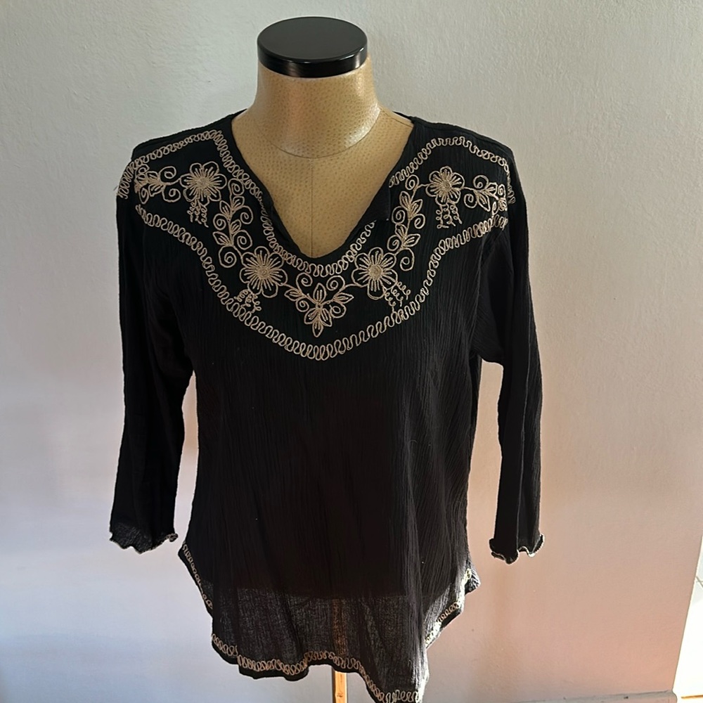 Embroidered 3/4 Sleeve Pullover Shirt